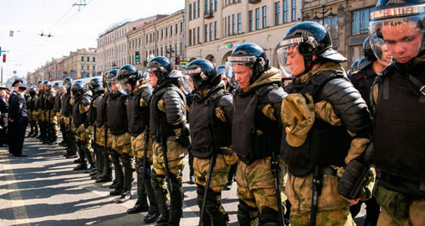 Омбудсмену Александру Шишлову не дали показать видео разгона первомайской демонстрации