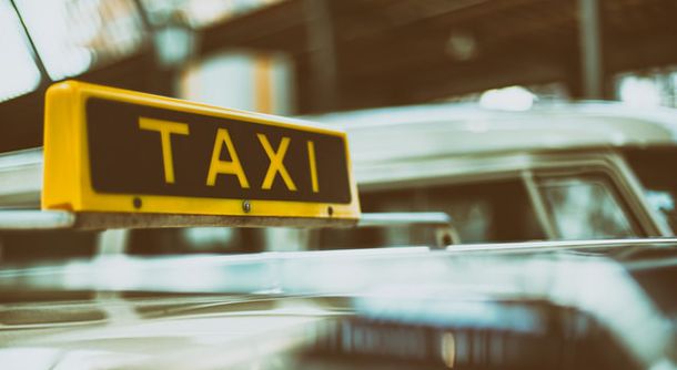 Каждый второй водитель такси потерял более 50% дохода