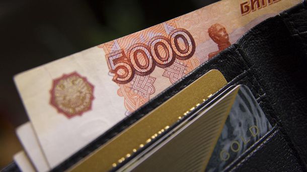 За один месяц россияне сняли с рублевых счетов 52 млрд рублей