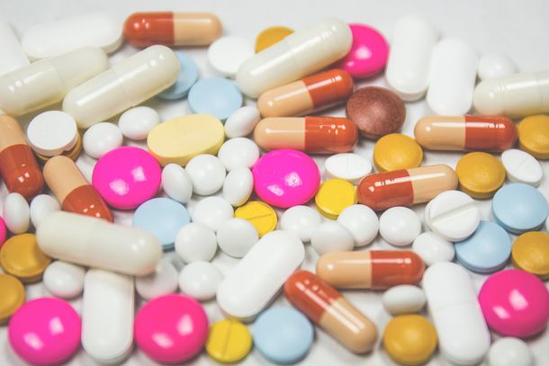Свободную продажу большинства лекарств без рецепта следует ограничить, считают аналитики